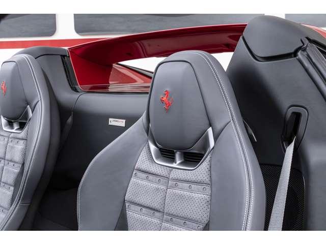 ２９６ＧＴＳ Ｆ１　ＤＣＴ　Ｒｏｓｓｏ　Ｉｍｏｒａ／Ｃｈａｒｃｏａｌ　認定中古車　アップルカープレイ　サラウンドビューカメラ　スペシャルカラーカーボンフロントスポイラー　カーボンサイドスポイラー　カーボンリアディフューザー　サスペンションリフト（4枚目）