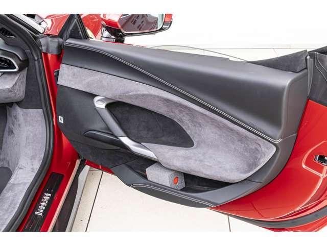 ２９６ＧＴＳ Ｆ１　ＤＣＴ　Ｒｏｓｓｏ　Ｉｍｏｒａ／Ｃｈａｒｃｏａｌ　認定中古車　アップルカープレイ　サラウンドビューカメラ　スペシャルカラーカーボンフロントスポイラー　カーボンサイドスポイラー　カーボンリアディフューザー　サスペンションリフト（12枚目）