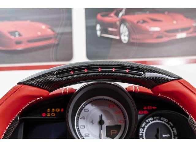 カリフォルニアＴ Ｆ１　Ｒｏｓｓｏ　Ｃｏｒｓａ／Ｒｏｓｓｏ　Ｆｅｒｒａｒｉ　認定中古車　ＬＥＤカーボンステアリング　カーボンセンタートンネル　カーボンカップホルダーカーボンシルキック　カーボンダッシュボード　バックカメラ　アップルカープレイ　アルミニュウムフットレスト（11枚目）
