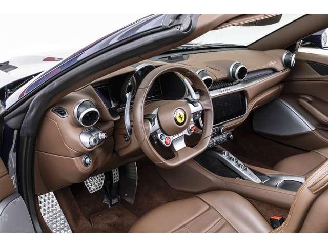 ポルトフィーノＭ Ｆ１　ＤＣＴ　Ｂｌｕ　Ｓｃｏｚｉａ／Ｃｉｏｃｃｏｌａｔｏ　認定中古車　デイトナシート　マグネライドサスペンション　アルミニュウムフットレストブラックマフラー　ダイヤモンドカットホイール（5枚目）