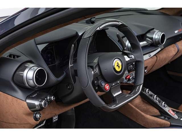 ８１２ＧＴＳ Ｆ１　ＤＣＴ　ＢｌｕＰｏｚｚｉ／ＴｅｒｒａＢｒｕｃｉａｔａ　Ａｐｐｌｅカープレイ　パッセンジャーディスプレイ　サスペンションリフターＴＤＦデザイン鍛造マットブラックホイール　ドライビングゾーンカーボン　カーボンダッシュボード（22枚目）