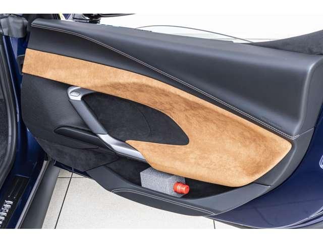 ２９６ＧＴＳ Ｆ１　ＤＣＴ　ＢｌｕＴｏｕｒＤｅＦｒａｎｃｅ／クオイオ　認定中古車　フロントパーキングソナー　バックレーダー　ワイヤレスチャージャーフロントトンネルグロッシーカーボン　フロントサスペンションリフター　ＬＥＤカーボンハンドル（12枚目）