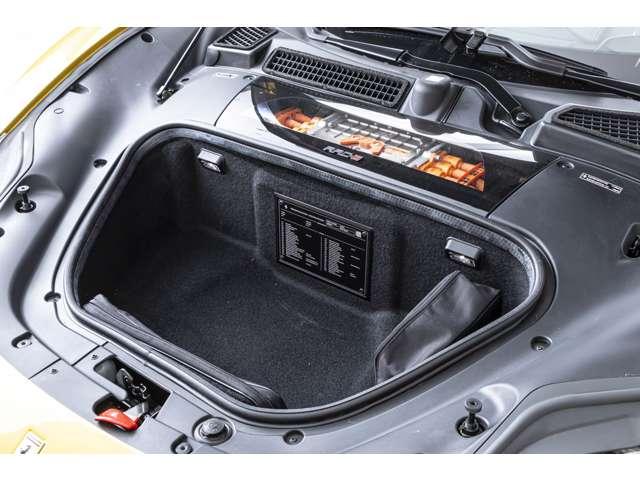 ＳＦ９０スパイダー Ｆ１　ＤＣＴ　Ｅ４ＷＤ　Ｇｉａｌｌｏ　Ｍｏｎｔｅｃａｒｌｏ　認定中古車　フロントサスペンションリフタ　サラウンドビューカメラ　ブラインドスポット２トーンボディペインティング　デジタルリアビューミラー　Ａｐｐｌｅカープレイ　プレミアムサウンドシステム（6枚目）