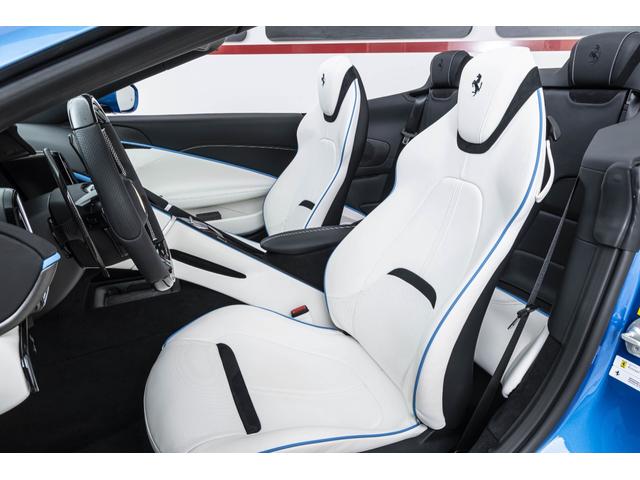 ローマスパイダー Ｆ１　ＤＣＴ　Ｂｌｕ　Ｃｏｒｓａ／Ｂｉａｎｃｏ　マグネライドサスペンション　サラウンドビューカメラ　バックレーダー２０インチ鍛造ダイヤモンドフィニッシュホイール　カーボンＬＥＤステアリング　カーボントンネル（2枚目）