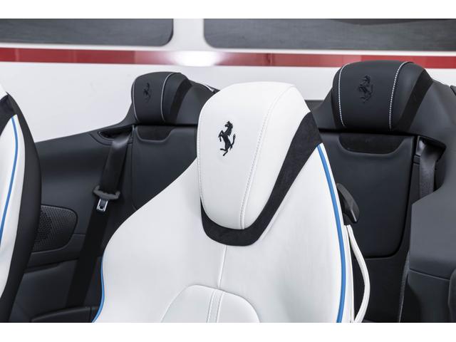 ローマスパイダー Ｆ１　ＤＣＴ　Ｂｌｕ　Ｃｏｒｓａ／Ｂｉａｎｃｏ　マグネライドサスペンション　サラウンドビューカメラ　バックレーダー２０インチ鍛造ダイヤモンドフィニッシュホイール　カーボンＬＥＤステアリング　カーボントンネル（3枚目）