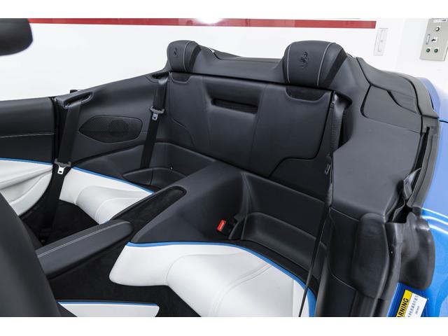 ローマスパイダー Ｆ１　ＤＣＴ　Ｂｌｕ　Ｃｏｒｓａ／Ｂｉａｎｃｏ　マグネライドサスペンション　サラウンドビューカメラ　バックレーダー２０インチ鍛造ダイヤモンドフィニッシュホイール　カーボンＬＥＤステアリング　カーボントンネル（4枚目）