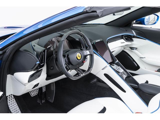 ローマスパイダー Ｆ１　ＤＣＴ　Ｂｌｕ　Ｃｏｒｓａ／Ｂｉａｎｃｏ　マグネライドサスペンション　サラウンドビューカメラ　バックレーダー２０インチ鍛造ダイヤモンドフィニッシュホイール　カーボンＬＥＤステアリング　カーボントンネル（7枚目）