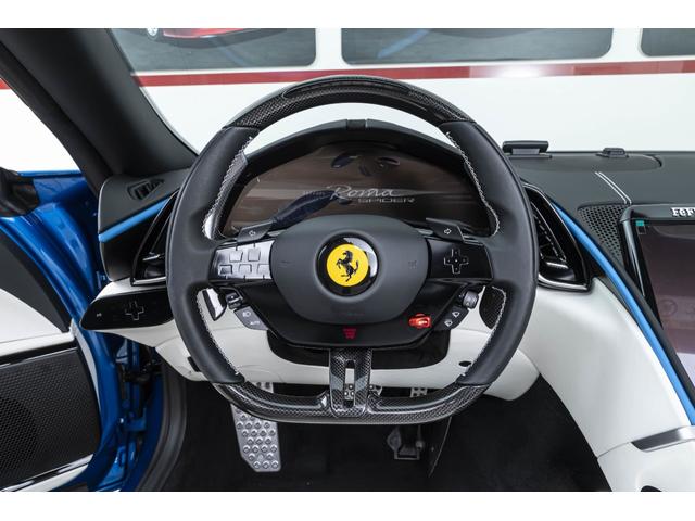 ローマスパイダー Ｆ１　ＤＣＴ　Ｂｌｕ　Ｃｏｒｓａ／Ｂｉａｎｃｏ　マグネライドサスペンション　サラウンドビューカメラ　バックレーダー２０インチ鍛造ダイヤモンドフィニッシュホイール　カーボンＬＥＤステアリング　カーボントンネル（8枚目）
