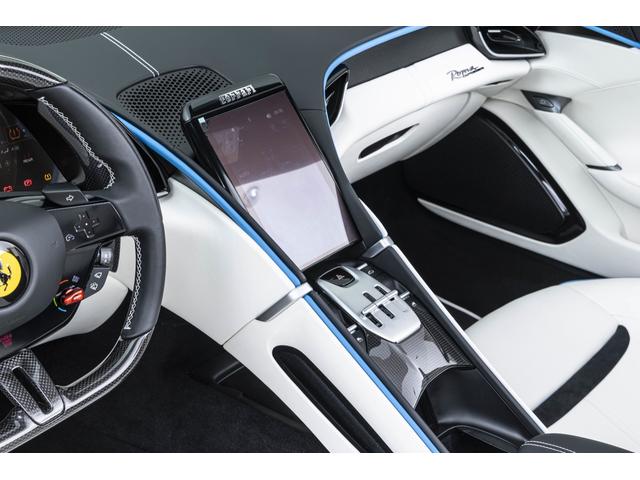 ローマスパイダー Ｆ１　ＤＣＴ　Ｂｌｕ　Ｃｏｒｓａ／Ｂｉａｎｃｏ　マグネライドサスペンション　サラウンドビューカメラ　バックレーダー２０インチ鍛造ダイヤモンドフィニッシュホイール　カーボンＬＥＤステアリング　カーボントンネル（9枚目）