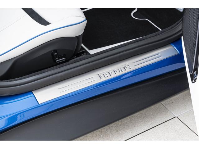 ローマスパイダー Ｆ１　ＤＣＴ　Ｂｌｕ　Ｃｏｒｓａ／Ｂｉａｎｃｏ　マグネライドサスペンション　サラウンドビューカメラ　バックレーダー２０インチ鍛造ダイヤモンドフィニッシュホイール　カーボンＬＥＤステアリング　カーボントンネル（16枚目）