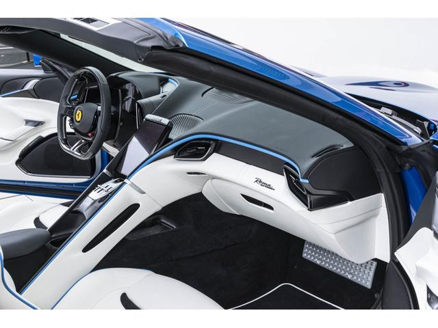 ローマスパイダー Ｆ１　ＤＣＴ　Ｂｌｕ　Ｃｏｒｓａ／Ｂｉａｎｃｏ　マグネライドサスペンション　サラウンドビューカメラ　バックレーダー２０インチ鍛造ダイヤモンドフィニッシュホイール　カーボンＬＥＤステアリング　カーボントンネル（18枚目）