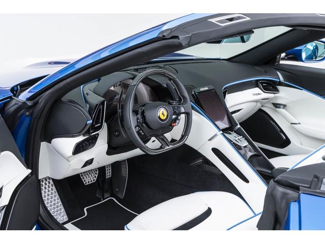 ローマスパイダー Ｆ１　ＤＣＴ　Ｂｌｕ　Ｃｏｒｓａ／Ｂｉａｎｃｏ　マグネライドサスペンション　サラウンドビューカメラ　バックレーダー２０インチ鍛造ダイヤモンドフィニッシュホイール　カーボンＬＥＤステアリング　カーボントンネル（19枚目）
