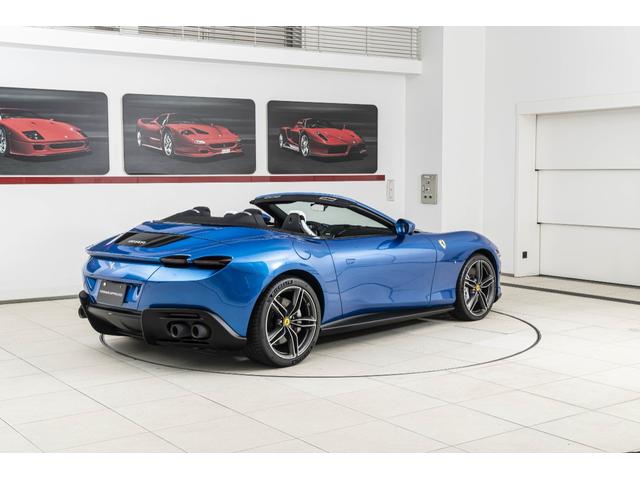 ローマスパイダー Ｆ１　ＤＣＴ　Ｂｌｕ　Ｃｏｒｓａ／Ｂｉａｎｃｏ　マグネライドサスペンション　サラウンドビューカメラ　バックレーダー２０インチ鍛造ダイヤモンドフィニッシュホイール　カーボンＬＥＤステアリング　カーボントンネル（29枚目）