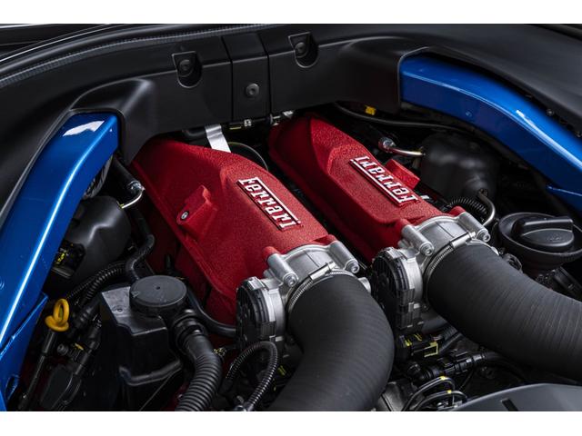 ローマスパイダー Ｆ１　ＤＣＴ　Ｂｌｕ　Ｃｏｒｓａ／Ｂｉａｎｃｏ　マグネライドサスペンション　サラウンドビューカメラ　バックレーダー２０インチ鍛造ダイヤモンドフィニッシュホイール　カーボンＬＥＤステアリング　カーボントンネル（35枚目）