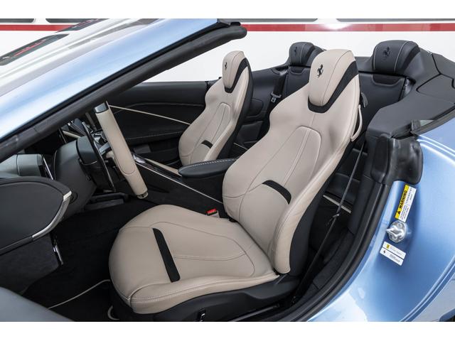 ローマスパイダー Ｆ１　ＤＣＴ　Ａｚｚｕｒｏ　Ｃａｌｉｆｏｒｎｉａ　サラウンドビューカメラ　パッセンジャーディスプレイ　バックレーダースクーデリアフェラーリロゴ　カーボンＬＥＤステアリング　フロアマットロゴ入り（2枚目）