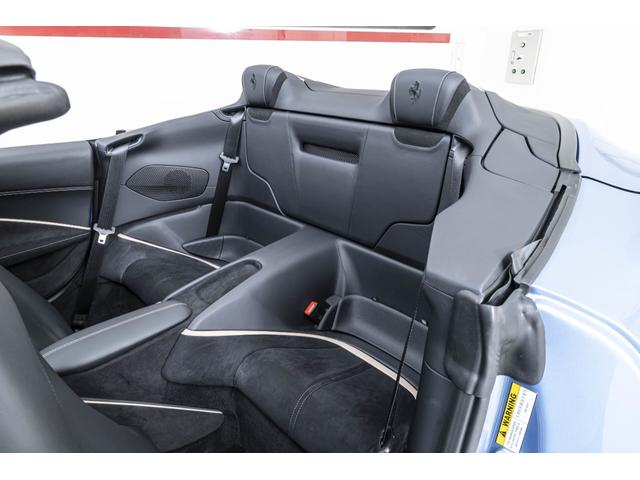 ローマスパイダー Ｆ１　ＤＣＴ　Ａｚｚｕｒｏ　Ｃａｌｉｆｏｒｎｉａ　サラウンドビューカメラ　パッセンジャーディスプレイ　バックレーダースクーデリアフェラーリロゴ　カーボンＬＥＤステアリング　フロアマットロゴ入り（4枚目）