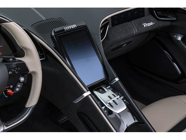 ローマスパイダー Ｆ１　ＤＣＴ　Ａｚｚｕｒｏ　Ｃａｌｉｆｏｒｎｉａ　サラウンドビューカメラ　パッセンジャーディスプレイ　バックレーダースクーデリアフェラーリロゴ　カーボンＬＥＤステアリング　フロアマットロゴ入り（8枚目）