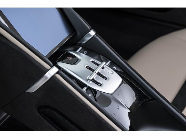 ローマスパイダー Ｆ１　ＤＣＴ　Ａｚｚｕｒｏ　Ｃａｌｉｆｏｒｎｉａ　サラウンドビューカメラ　パッセンジャーディスプレイ　バックレーダースクーデリアフェラーリロゴ　カーボンＬＥＤステアリング　フロアマットロゴ入り（9枚目）