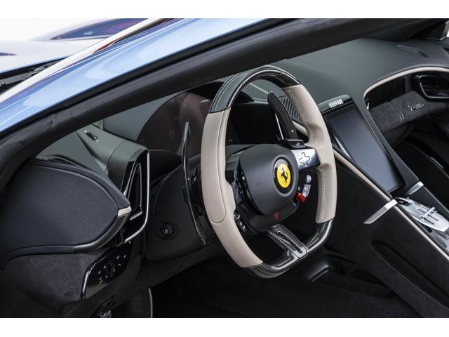 ローマスパイダー Ｆ１　ＤＣＴ　Ａｚｚｕｒｏ　Ｃａｌｉｆｏｒｎｉａ　サラウンドビューカメラ　パッセンジャーディスプレイ　バックレーダースクーデリアフェラーリロゴ　カーボンＬＥＤステアリング　フロアマットロゴ入り（11枚目）