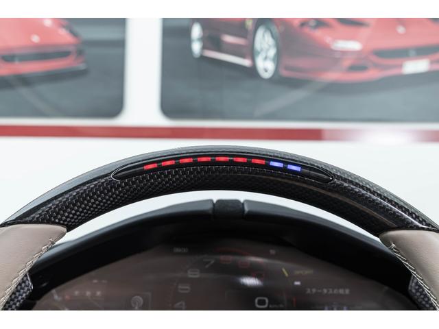 ローマスパイダー Ｆ１　ＤＣＴ　Ａｚｚｕｒｏ　Ｃａｌｉｆｏｒｎｉａ　サラウンドビューカメラ　パッセンジャーディスプレイ　バックレーダースクーデリアフェラーリロゴ　カーボンＬＥＤステアリング　フロアマットロゴ入り（12枚目）