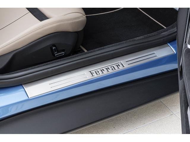 ローマスパイダー Ｆ１　ＤＣＴ　Ａｚｚｕｒｏ　Ｃａｌｉｆｏｒｎｉａ　サラウンドビューカメラ　パッセンジャーディスプレイ　バックレーダースクーデリアフェラーリロゴ　カーボンＬＥＤステアリング　フロアマットロゴ入り（17枚目）