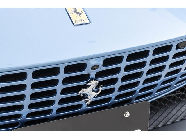 ローマスパイダー Ｆ１　ＤＣＴ　Ａｚｚｕｒｏ　Ｃａｌｉｆｏｒｎｉａ　サラウンドビューカメラ　パッセンジャーディスプレイ　バックレーダースクーデリアフェラーリロゴ　カーボンＬＥＤステアリング　フロアマットロゴ入り（20枚目）