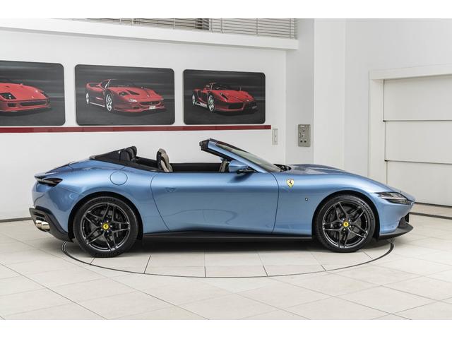 ローマスパイダー Ｆ１　ＤＣＴ　Ａｚｚｕｒｏ　Ｃａｌｉｆｏｒｎｉａ　サラウンドビューカメラ　パッセンジャーディスプレイ　バックレーダースクーデリアフェラーリロゴ　カーボンＬＥＤステアリング　フロアマットロゴ入り（27枚目）