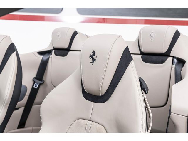 ローマスパイダー Ｆ１　ＤＣＴ　Ｂｒｏｎｚｏ　Ｃａｕｌｅｙ　／　Ｔｏｒｔｏｒａ　アイコニックスペシャルカラー「Ｂｒｏｎｚｏ　Ｃａｕｌｅｙ」　アップルカープレイ外装カーボン発　カーボンＬＥＤステアリング　サラウンドビューカメラ　ブラインドコーナーモニター（3枚目）