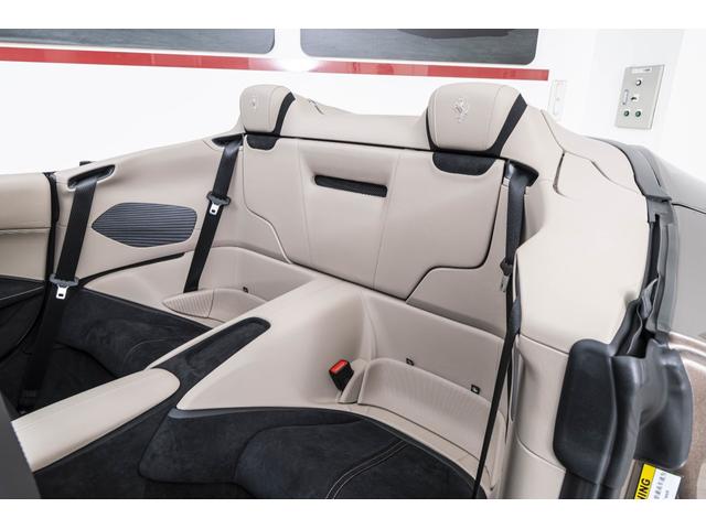 ローマスパイダー Ｆ１　ＤＣＴ　Ｂｒｏｎｚｏ　Ｃａｕｌｅｙ　／　Ｔｏｒｔｏｒａ　アイコニックスペシャルカラー「Ｂｒｏｎｚｏ　Ｃａｕｌｅｙ」　アップルカープレイ外装カーボン発　カーボンＬＥＤステアリング　サラウンドビューカメラ　ブラインドコーナーモニター（4枚目）