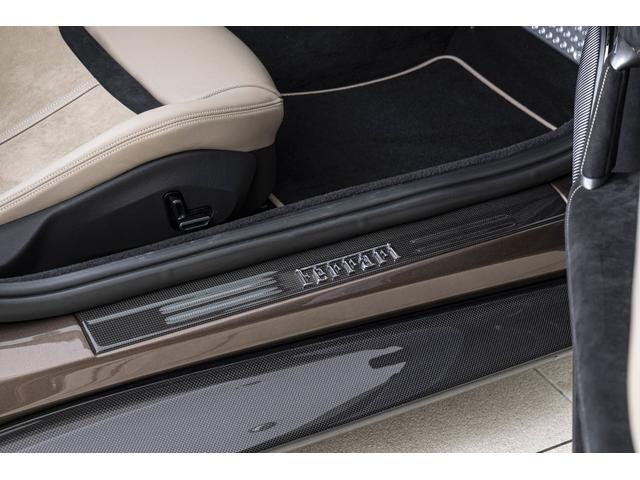 ローマスパイダー Ｆ１　ＤＣＴ　Ｂｒｏｎｚｏ　Ｃａｕｌｅｙ　／　Ｔｏｒｔｏｒａ　アイコニックスペシャルカラー「Ｂｒｏｎｚｏ　Ｃａｕｌｅｙ」　アップルカープレイ外装カーボン発　カーボンＬＥＤステアリング　サラウンドビューカメラ　ブラインドコーナーモニター（16枚目）