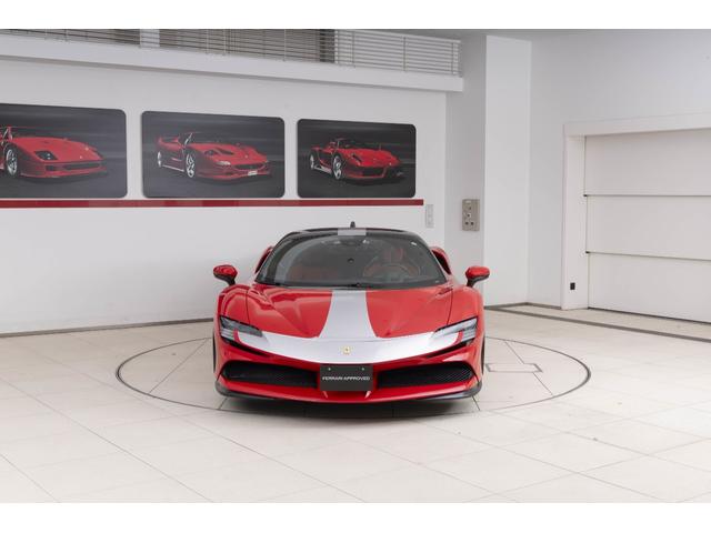 SF90ストラダーレ アセットフィオラノ F1 DCT E4WD Apple CarPlay リヤパーキングカメラマット仕上げカーボンファイバー製メータ・パネル・フード グロス仕上げカーボンファイバー車内アクセント(2枚目)