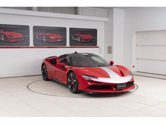 SF90ストラダーレ アセットフィオラノ F1 DCT E4WD Apple CarPlay リヤパーキングカメラマット仕上げカーボンファイバー製メータ・パネル・フード グロス仕上げカーボンファイバー車内アクセント(3枚目)