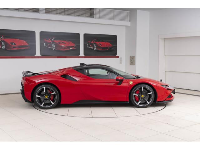 SF90ストラダーレ アセットフィオラノ F1 DCT E4WD Apple CarPlay リヤパーキングカメラマット仕上げカーボンファイバー製メータ・パネル・フード グロス仕上げカーボンファイバー車内アクセント(4枚目)