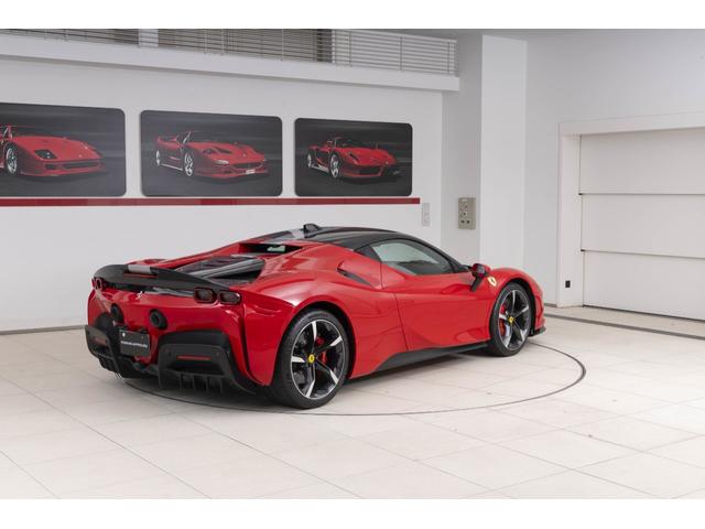 SF90ストラダーレ アセットフィオラノ F1 DCT E4WD Apple CarPlay リヤパーキングカメラマット仕上げカーボンファイバー製メータ・パネル・フード グロス仕上げカーボンファイバー車内アクセント(5枚目)