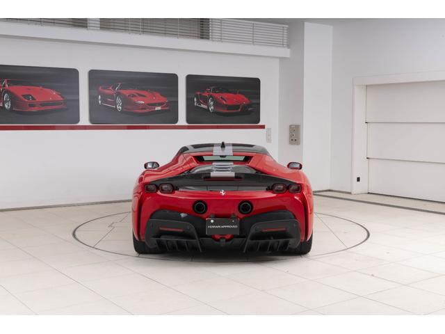 SF90ストラダーレ アセットフィオラノ F1 DCT E4WD Apple CarPlay リヤパーキングカメラマット仕上げカーボンファイバー製メータ・パネル・フード グロス仕上げカーボンファイバー車内アクセント(6枚目)