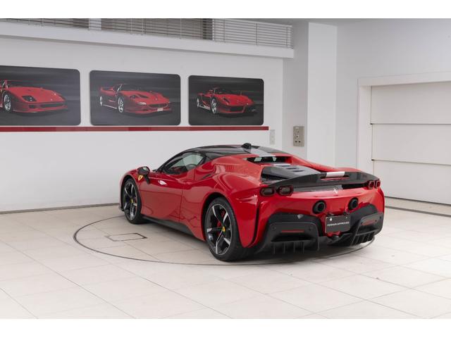 SF90ストラダーレ アセットフィオラノ F1 DCT E4WD Apple CarPlay リヤパーキングカメラマット仕上げカーボンファイバー製メータ・パネル・フード グロス仕上げカーボンファイバー車内アクセント(7枚目)