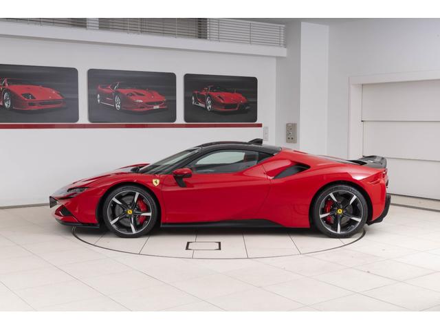 SF90ストラダーレ アセットフィオラノ F1 DCT E4WD Apple CarPlay リヤパーキングカメラマット仕上げカーボンファイバー製メータ・パネル・フード グロス仕上げカーボンファイバー車内アクセント(8枚目)