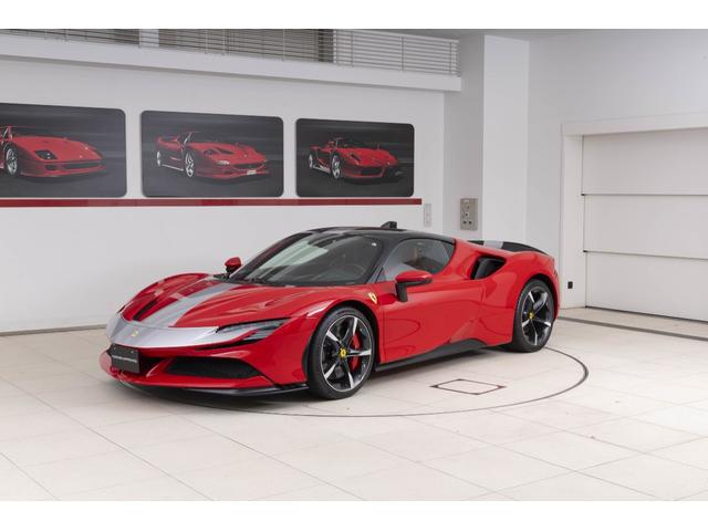 SF90ストラダーレ アセットフィオラノ F1 DCT E4WD Apple CarPlay リヤパーキングカメラマット仕上げカーボンファイバー製メータ・パネル・フード グロス仕上げカーボンファイバー車内アクセント(9枚目)