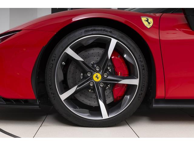 SF90ストラダーレ アセットフィオラノ F1 DCT E4WD Apple CarPlay リヤパーキングカメラマット仕上げカーボンファイバー製メータ・パネル・フード グロス仕上げカーボンファイバー車内アクセント(10枚目)