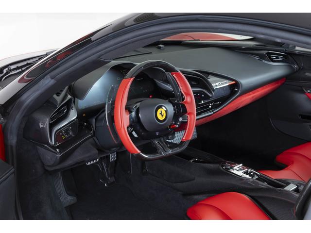 SF90ストラダーレ アセットフィオラノ F1 DCT E4WD Apple CarPlay リヤパーキングカメラマット仕上げカーボンファイバー製メータ・パネル・フード グロス仕上げカーボンファイバー車内アクセント(11枚目)