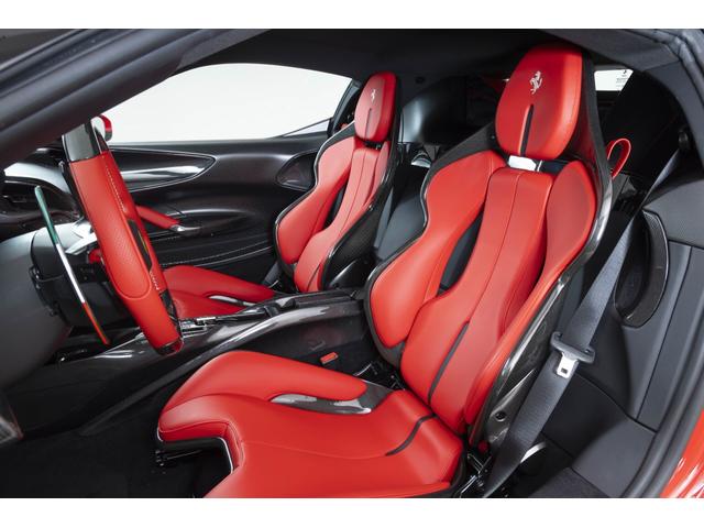 SF90ストラダーレ アセットフィオラノ F1 DCT E4WD Apple CarPlay リヤパーキングカメラマット仕上げカーボンファイバー製メータ・パネル・フード グロス仕上げカーボンファイバー車内アクセント(12枚目)