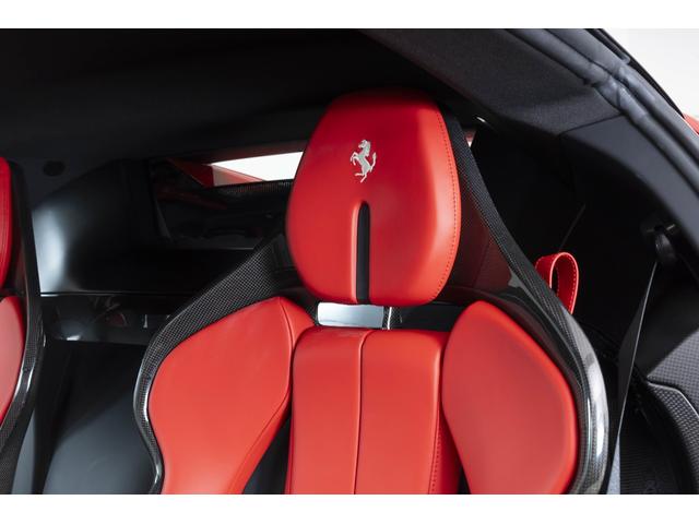 SF90ストラダーレ アセットフィオラノ F1 DCT E4WD Apple CarPlay リヤパーキングカメラマット仕上げカーボンファイバー製メータ・パネル・フード グロス仕上げカーボンファイバー車内アクセント(13枚目)