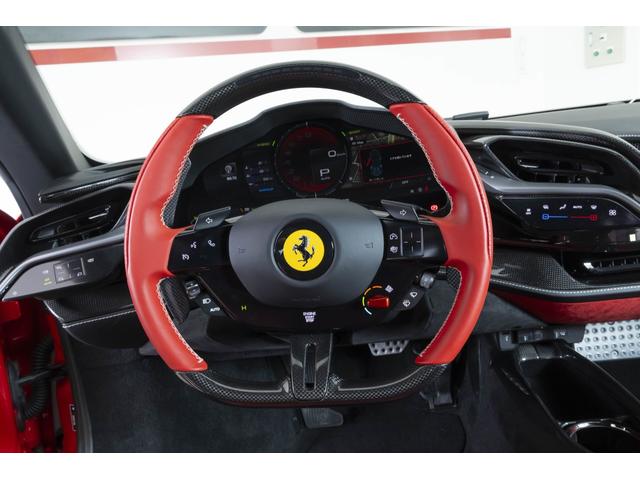 SF90ストラダーレ アセットフィオラノ F1 DCT E4WD Apple CarPlay リヤパーキングカメラマット仕上げカーボンファイバー製メータ・パネル・フード グロス仕上げカーボンファイバー車内アクセント(14枚目)