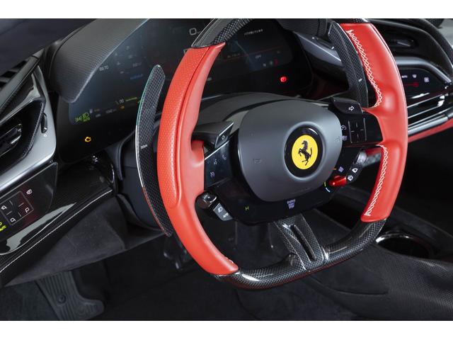 SF90ストラダーレ アセットフィオラノ F1 DCT E4WD Apple CarPlay リヤパーキングカメラマット仕上げカーボンファイバー製メータ・パネル・フード グロス仕上げカーボンファイバー車内アクセント(15枚目)