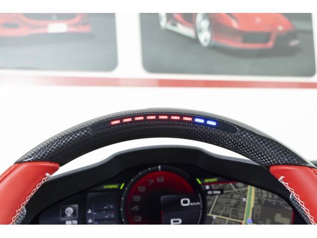 SF90ストラダーレ アセットフィオラノ F1 DCT E4WD Apple CarPlay リヤパーキングカメラマット仕上げカーボンファイバー製メータ・パネル・フード グロス仕上げカーボンファイバー車内アクセント(16枚目)