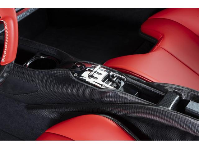 SF90ストラダーレ アセットフィオラノ F1 DCT E4WD Apple CarPlay リヤパーキングカメラマット仕上げカーボンファイバー製メータ・パネル・フード グロス仕上げカーボンファイバー車内アクセント(17枚目)