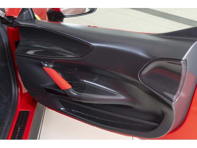 SF90ストラダーレ アセットフィオラノ F1 DCT E4WD Apple CarPlay リヤパーキングカメラマット仕上げカーボンファイバー製メータ・パネル・フード グロス仕上げカーボンファイバー車内アクセント(18枚目)