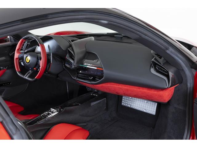 SF90ストラダーレ アセットフィオラノ F1 DCT E4WD Apple CarPlay リヤパーキングカメラマット仕上げカーボンファイバー製メータ・パネル・フード グロス仕上げカーボンファイバー車内アクセント(20枚目)