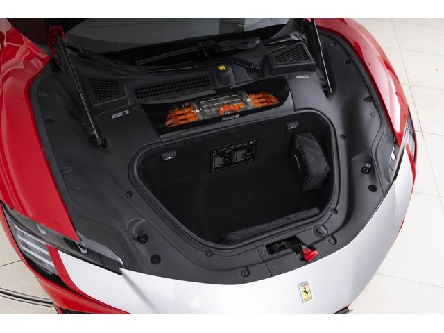 SF90ストラダーレ アセットフィオラノ F1 DCT E4WD Apple CarPlay リヤパーキングカメラマット仕上げカーボンファイバー製メータ・パネル・フード グロス仕上げカーボンファイバー車内アクセント(21枚目)