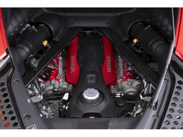 SF90ストラダーレ アセットフィオラノ F1 DCT E4WD Apple CarPlay リヤパーキングカメラマット仕上げカーボンファイバー製メータ・パネル・フード グロス仕上げカーボンファイバー車内アクセント(22枚目)